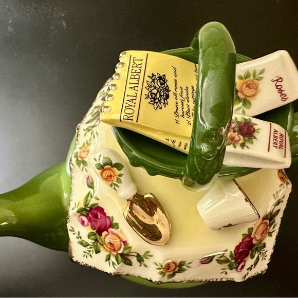 ROYAL ALBERT, OLD COUNTRY ROSES TEAPOT. APPLE GREEN TEAPOT - Picture 5 of 15
